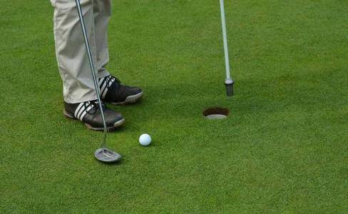 打高尔夫握杆的方法 打好高尔夫的方法