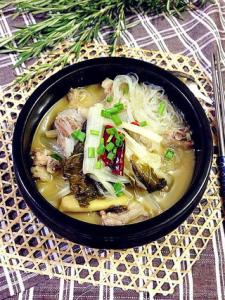 酸菜炖排骨的做法 酸菜炖排骨要如何做 酸菜炖排骨的好吃做法