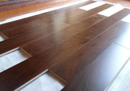 木地板美缝 地板美缝的步骤？木地板做美缝剂的好处？