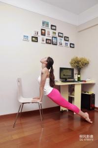 办公室瑜伽 办公室瑜伽如何做 办公室瑜伽的做法