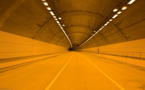 爱迪生为什么发明电灯 为什么隧道里的电灯用橙黄色的