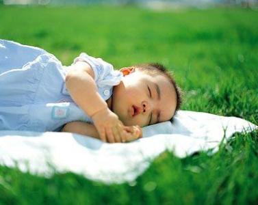 睡觉惊醒是怎么回事 宝宝睡觉时不时惊一下怎么回事