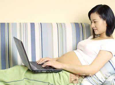 孕妇对着电脑的危害 孕妇对着电脑的危害 电脑对孕妇的危害有多大 电脑对孕妇有影响吗