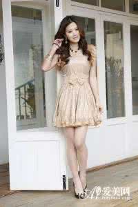 蕾丝背心裙搭配 蕾丝背心裙怎么搭配才时尚个性