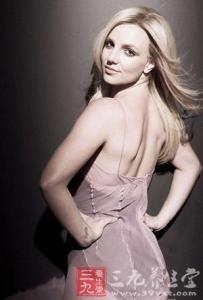 举矿泉水瓶瘦手臂 苹果加水瓶击败“麒麟臂” 夏季穿短袖无顾忌