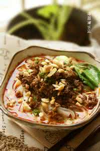 眉州小吃担担面 成都著名小吃【担担面】成功的关键：调一碗汤底，烹一碗肉臊