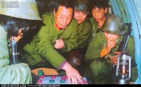 两山轮战越南女战士 两山轮战期间 战士猫耳洞里下象棋 战士
