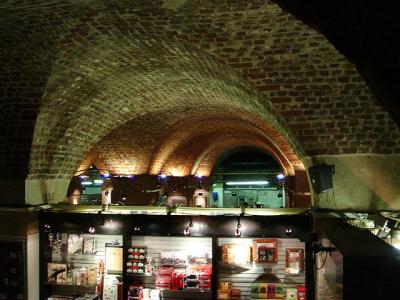 武则天的墓碑上的字是 墓碑上的灯光