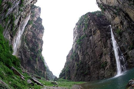 九莲山旅游风景区 清明突兀--九莲山 (旅游览胜)