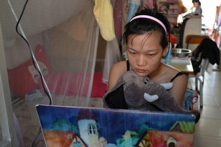 张杰真心英雄跪搓衣板 张杰真心英雄跪搓衣板 有才的女大学生宿舍，真心跪了！