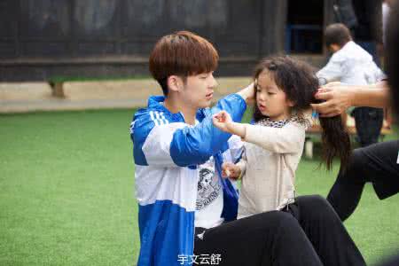 董力阿拉蕾是父女吗 董力阿拉蕾是父女吗 董爸爸和阿拉蕾拍摄花絮，被父女两萌化啦！
