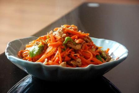 胡萝卜怎么吃最有营养 胡萝卜一定要用油来炒，营养才好吸收吗？