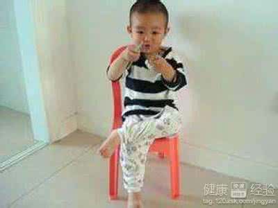 为什么不能翘二郎腿 孩子翘二郎腿怎么影响脊柱发育的