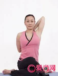 如何瘦蝴蝶袖手臂 四式瘦手臂瑜伽 让蝴蝶袖快快走