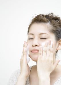 轻松解决脖子皱纹烦恼 奇妙洗脸法 轻松洗掉脸上皱纹