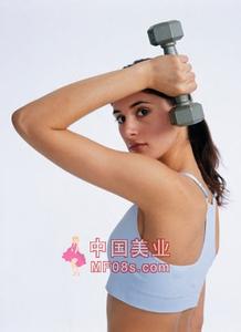 哑铃丰胸锻炼方法 简易哑铃运动 丰胸翘臀一步到位