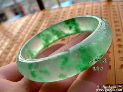 天价翡翠手镯 天价翡翠手镯 同样来自翡翠手镯芯，为何它就能拍出百万天价？