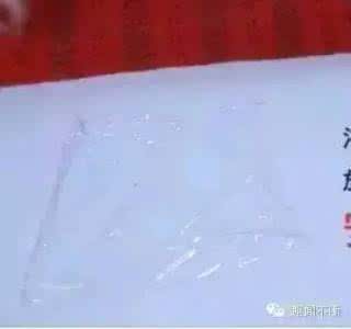 浴室门口吸水地垫 她在浴室门口的地垫下放一块保鲜膜 ，大家看到之后觉得以前太浪费了