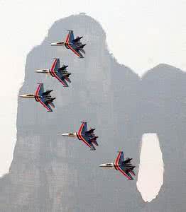 张家界著名旅游景点 张家界著名旅游景点 2006年3月17日，俄罗斯“勇士”特技飞行团在我国著名旅游胜地张家界进行特技飞行表演，这次执行穿越