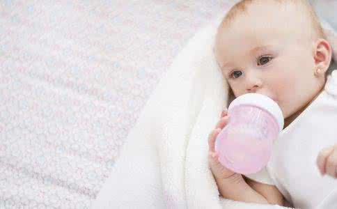新生儿喝奶怎么算喝饱 新生儿吃多少算饱了 新生儿要吃多少才算饱呢