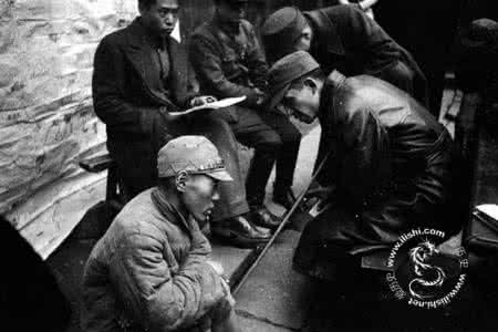 日军士兵 中国士兵用缴获的日军装备取乐 士兵