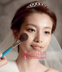 怎么涂腮红 新娘怎么涂腮红