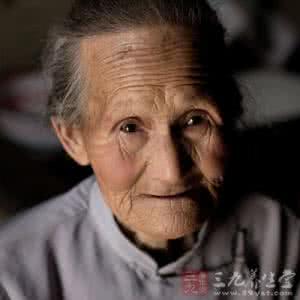 下眼睑肿痛 眨眼就疼 “坏东西”控制 老妇眼睑痉挛眨不停