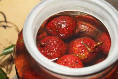 荔枝酒7年了还能喝吗 荔枝还能这么吃？真是开眼界了