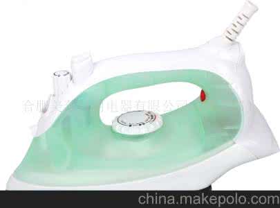 蒸汽电熨斗漏水 蒸汽熨斗底部漏水 电熨斗漏水怎么回事
