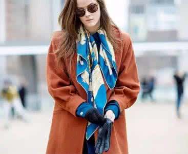 丝巾佩戴方法 最时髦的丝巾佩戴方法,秋天里正好用!