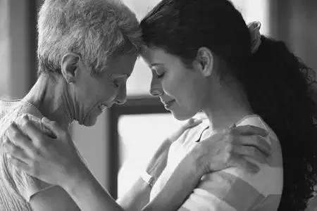 独生子女不敢死 中国独生子女的悲哀：“不敢死，不敢远嫁，特别想赚钱，因为父母只有我”