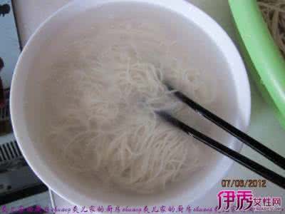 朝鲜冷面汤的正宗做法 冷面的做法 正宗冷面的做法 几步教你怎么轻松做冷面