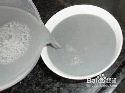 长期吃黑芝麻黑米黑豆 喷喷香。【 大图详解 一分钟版早餐芝麻黑豆豆浆做法】。