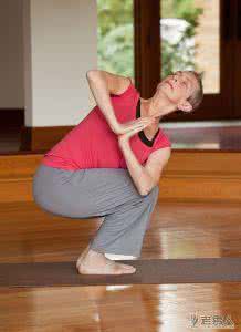 中老年在家练瑜伽视频 中老年在家练瑜伽视频 练练瑜伽可防老年痴呆