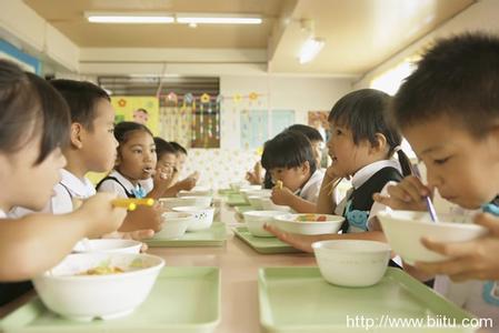 幼儿园老师对孩子不好 孩子不好好吃饭，幼儿园老师这样对付