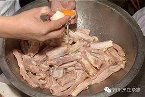日本腌渍小菜 『胭脂排骨』此菜亮点：生排骨腌渍时便加入了南乳汁上色，排骨码味后，先油炸再煸炒。成菜后色泽红润，吃起来也很离骨。