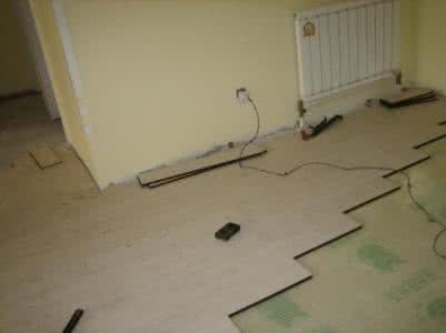 铺地板下面要放什么 铺地板下面要放什么？