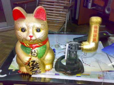 修理招财猫手臂摆动 修理招财猫手臂摆动 招财猫手不摆怎么修？
