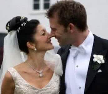 王室教师海涅大王子 31岁嫁给王子，42岁改嫁小自己14岁的王室摄影师，她是丹麦前王妃文雅丽