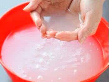 淘米水发酵后臭味 淘米水的功效 淘米水的十大功效 滋润皮肤祛除腥臭味