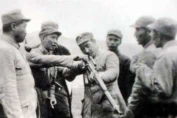 抗战国民党狙击枪 林彪抗战时把玩狙击枪 罕见照片集 战时