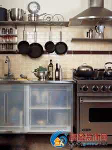 厨房橱柜门板选什么好 厨房收纳图解，门板收纳挂、锁、穿，学基础去变化