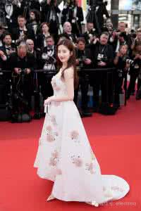 戛纳红毯奇葩造型 戛纳四美红毯造型来了,60米的红毯被她们走出了6万米气场!