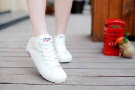 女生帆布鞋啥色好看 女生高帮帆布鞋怎么穿好看