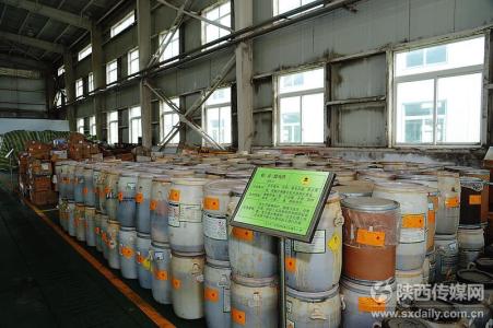 花生藤 危险废物堆放 农村街头堆放着的花生藤,其实不是废物,大有用处呢!