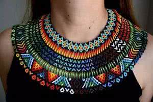 手工串珠空心爱心视频 Huichol 串珠这么美，哪个爱手工的女孩会拒绝（附走线图）