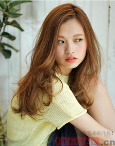 直发和卷发哪个显气质 女生长卷发发型 凸显完美气质