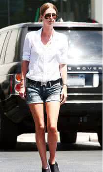 美女热裤翘臀街拍视频 热裤+衬衫 拒绝闷热打造翘臀美腿