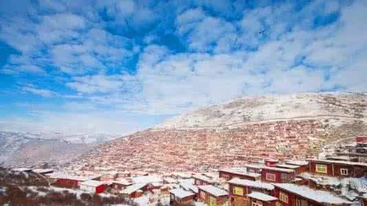 色达雪景 色达刚下了一场雪,全世界都美哭了