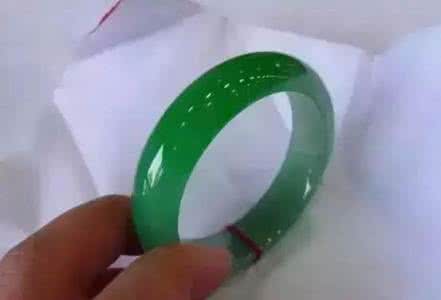 满绿翡翠手镯 翡翠砖头料 遗忘许久的砖头料，一刀切出了满绿翡翠手镯！
